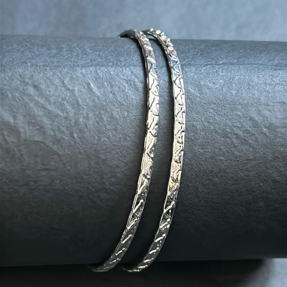 Women’s vintage dainty set of‎ 2 silver tone dolphin print bangle bracelets - Picture 1 of 6